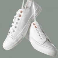 weiße Sneaker Schuhe ©depositphotos