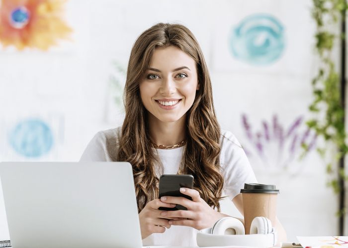 Frau sitzt im Home Office ©depositphotos